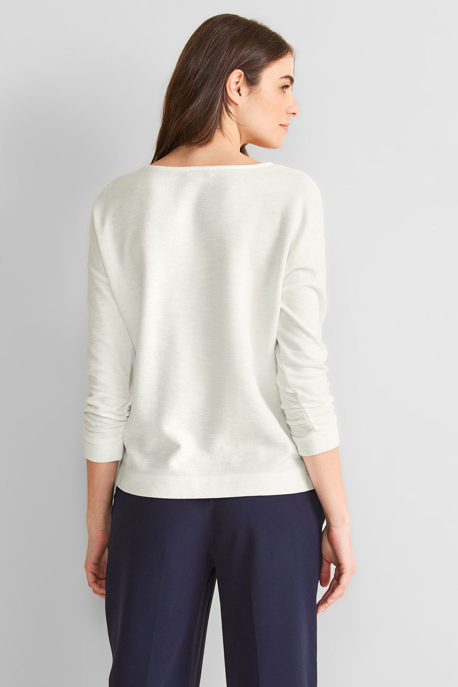 Ecru T-shirt van Street One, licht gepofte lange mouwen, gedragen met een marineblauwe broek.