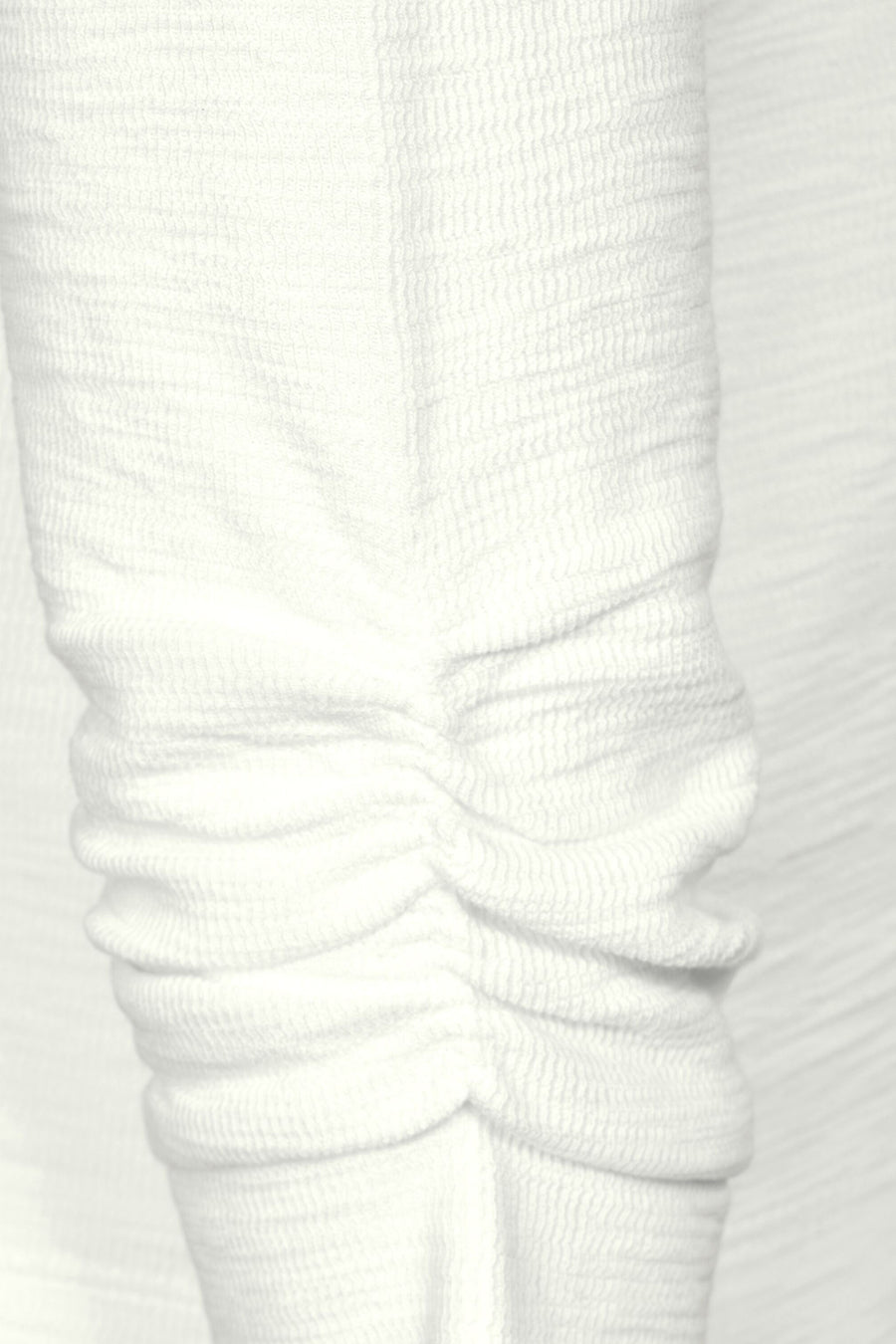 Ecru T-shirt van STREET ONE met een getextureerde stof en decoratieve plooien op de mouw.