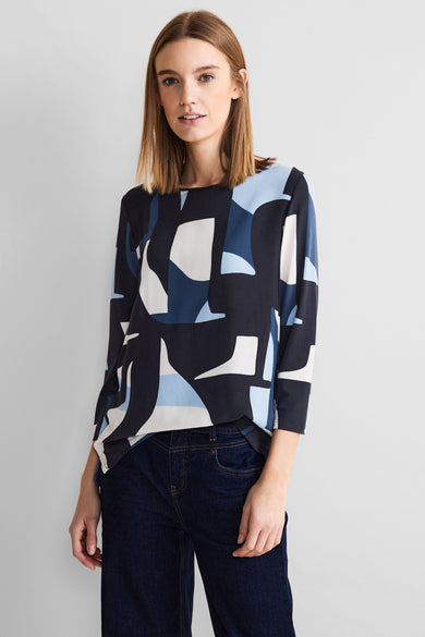 T-shirt bleu de STREET ONE avec un motif abstrait en bleu, blanc et noir, porté avec un jean.
