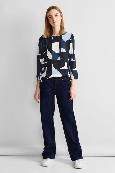 T-shirt bleu de STREET ONE, avec un motif graphique, porté avec un jean et des baskets blanches.
