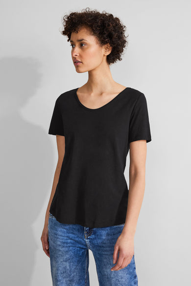 T-shirt noir à manches courtes de Street One, porté avec un jean bleu décontracté.