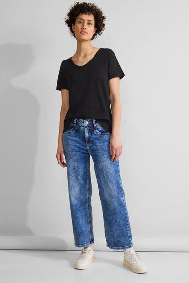 T-shirt noir à manches courtes de Street One, porté avec un jean bleu et des baskets crème.