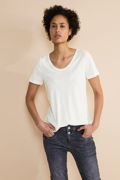 T-shirt blanc à manches courtes de Street One, porté avec un jean foncé et une coupe décontractée.
