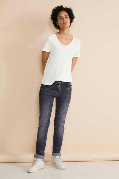 T-shirt blanc à manches courtes de Street One, porté avec un jean foncé et des baskets blanches.