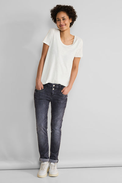 T-shirt blanc de STREET ONE porté avec un jean délavé et des baskets blanches.
