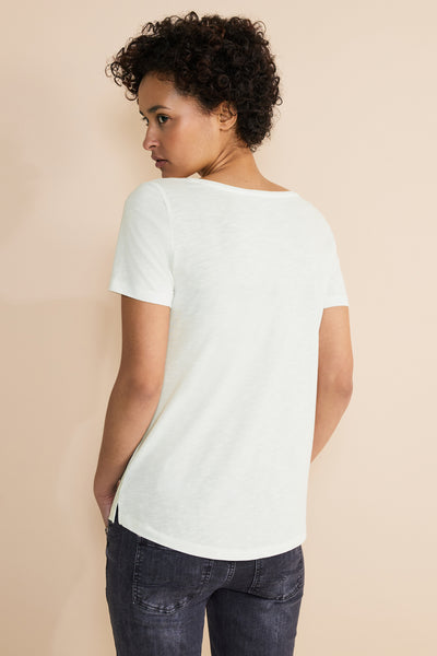 Wit T-shirt met korte mouwen van Street One, gedragen met een donkere jeans en met een lichte textuur.