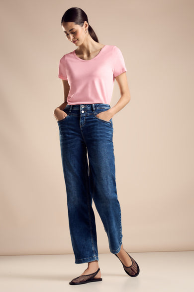 T-shirt pêche à manches courtes de Street One, porté avec un jean taille haute bleu foncé et des chaussures plates noires.