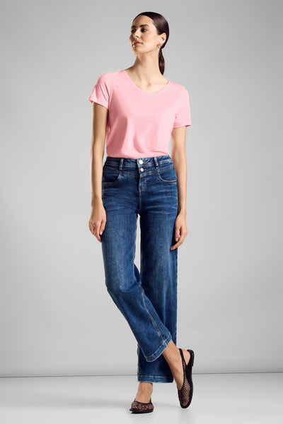 T-shirt à manches courtes pêche de STREET ONE, porté avec un jean taille haute et des chaussures plates noires.