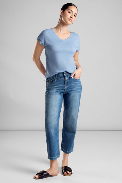 T-shirt bleu en maille par STREET ONE, porté avec un jean taille haute et des sandales croisées noires.