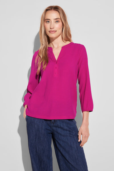T-shirt rose STREET ONE avec manches trois-quarts, détail boutonné et texture gaufrée, porté avec un pantalon en denim large.