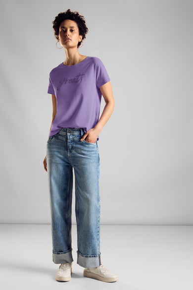 T-shirt violet à manches courtes de Street One avec un motif imprimé "Great", porté avec un jean et des baskets.
