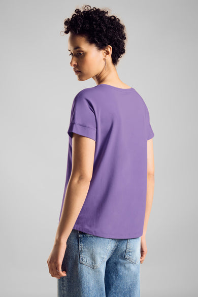 T-shirt violet à manches courtes de STREET ONE, porté avec un jean bleu, vue de dos.
