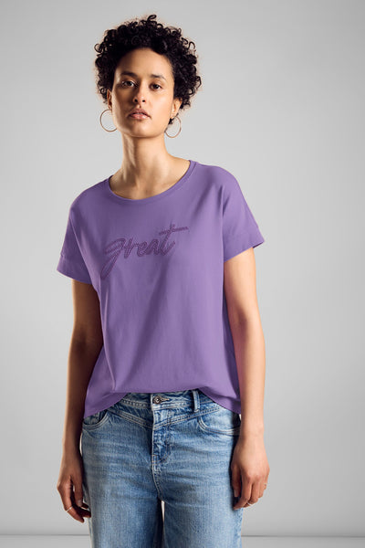 T-shirt violet à manches courtes de STREET ONE, avec inscription décorative, porté avec un jean bleu clair.
