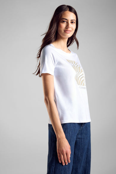 T-shirt blanc à manches courtes de Street One avec motif géométrique texturé, porté avec un pantalon en jean.