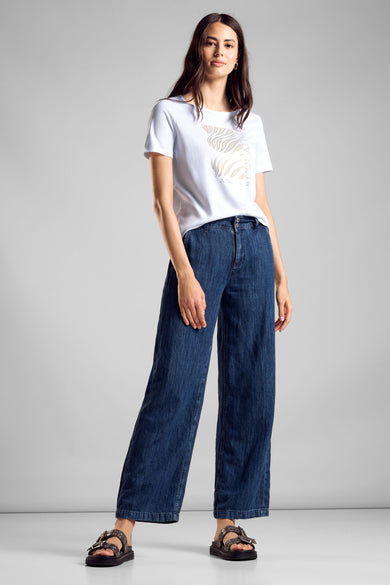 T-shirt blanc à manches courtes de STREET ONE, avec un imprimé graphique texturé sur le devant et porté avec un jean ample.
