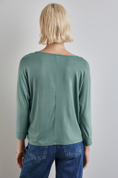 T-shirt vert à manches longues de Street One, vu de dos, porté avec un jean bleu.