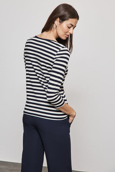 T-shirt à manches longues bleu de Street One avec motif rayé porté avec un pantalon bleu marine.