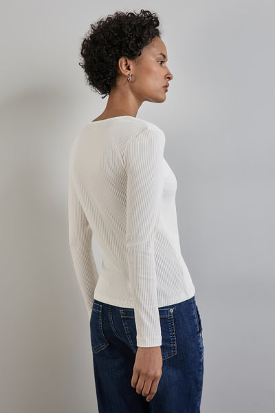 Ecru longsleeve T-shirt van STREET ONE, in ribgebreid, gedragen met een blauwe jeans.