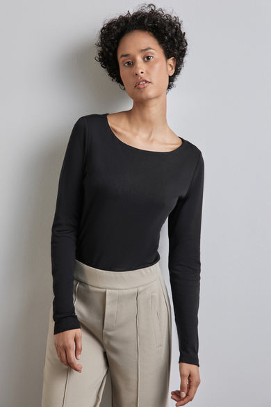T-shirt noir à manches longues de STREET ONE, porté avec un pantalon beige uni.
