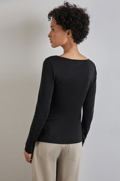 T-shirt noir à manches longues de STREET ONE, porté avec un pantalon beige, vue de dos.