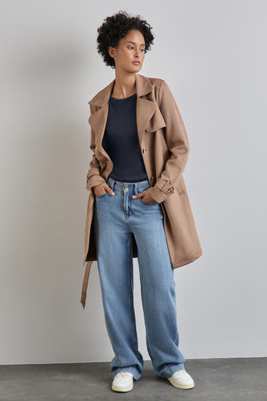 T-shirt à manches longues bleu de STREET ONE, porté avec un trench camel et un jean taille haute.
