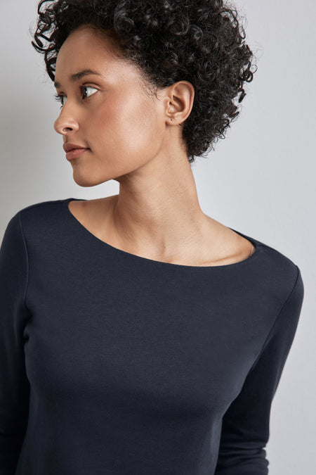 T-shirt à manches longues bleu de STREET ONE, porté par une femme à la peau claire.