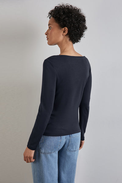 Marineblauwe T-shirt met lange mouwen van Street One, gedragen met een lichtblauwe spijkerbroek.