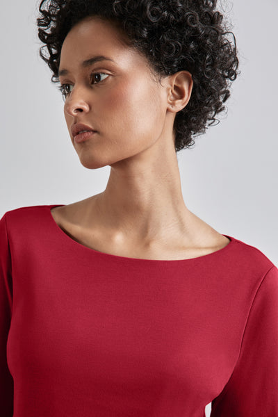 T-shirt rouge à manches longues de Street One, porté par une femme, col bateau.