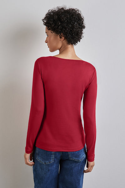 T-shirt rouge à manches longues de Street One, porté avec un jean bleu, vue de dos.