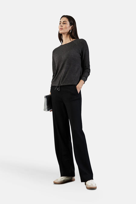 Grijze T-shirt met lange mouwen van STREET ONE, gedragen met een zwarte broek, met een zilveren clutch.