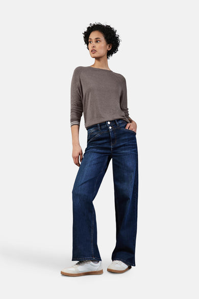 Top met lange mouwen door STREET ONE, gedragen met een breed high-waisted jeans en sneakers.