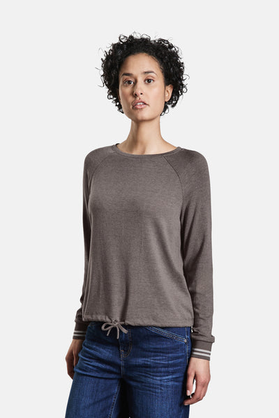 T-shirt à manches longues marron de Street One, avec cordon de serrage et rayures aux poignets, porté avec un jean.
