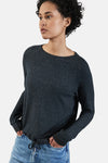 Turquoise T-shirt met lange mouwen van Street One, met raglanmouwen en een knoopdetail op een blauwe jeans.
