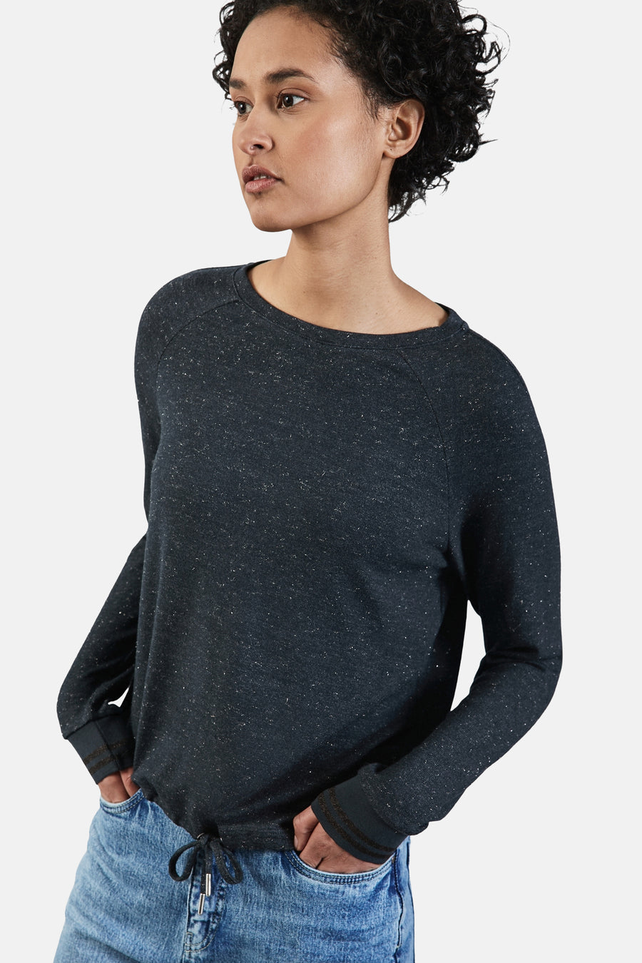 Turquoise T-shirt met lange mouwen van Street One, met raglanmouwen en een knoopdetail op een blauwe jeans.