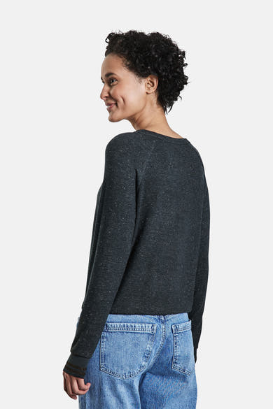 Turquoise T-shirt met lange mouwen van STREET ONE, gedragen met een lichtblauwe jeans.