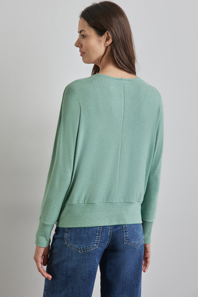 Groene V-hals trui van STREET ONE, naaddetail op de rug, gedragen met een blauwe jeans.