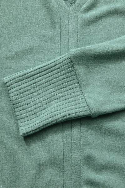 Pull à col en V vert de STREET ONE, détail côtelé sur la manche, texture tricotée fine.