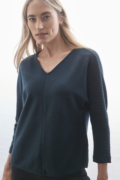 Groen T-shirt met lange mouwen van Street One, gestreept, gedragen met een zwarte jeans en witte sneakers.