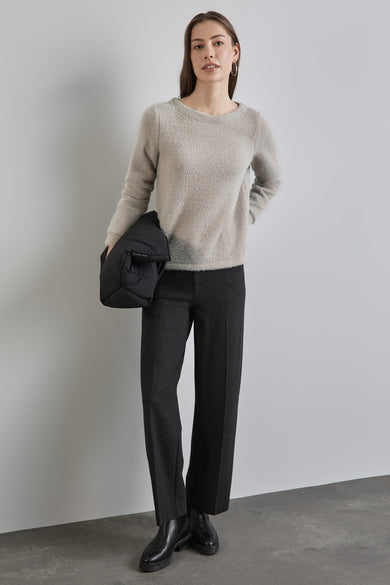 Beige rondehals trui van STREET ONE, gedragen met een donkere broek en zwarte enkellaarsjes.