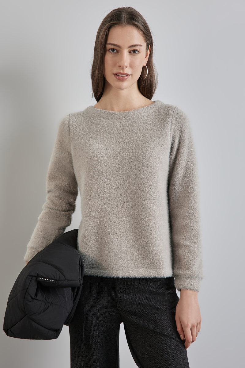 Beige ronde hals trui van STREET ONE met zachte textuur, gedragen met een zwarte broek en een zwart jasje.