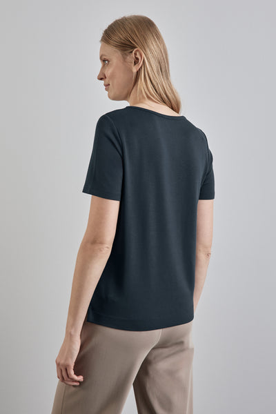 Top eenkorten shirt groen van Street One, gedragen met een beige broek, rugweergave.