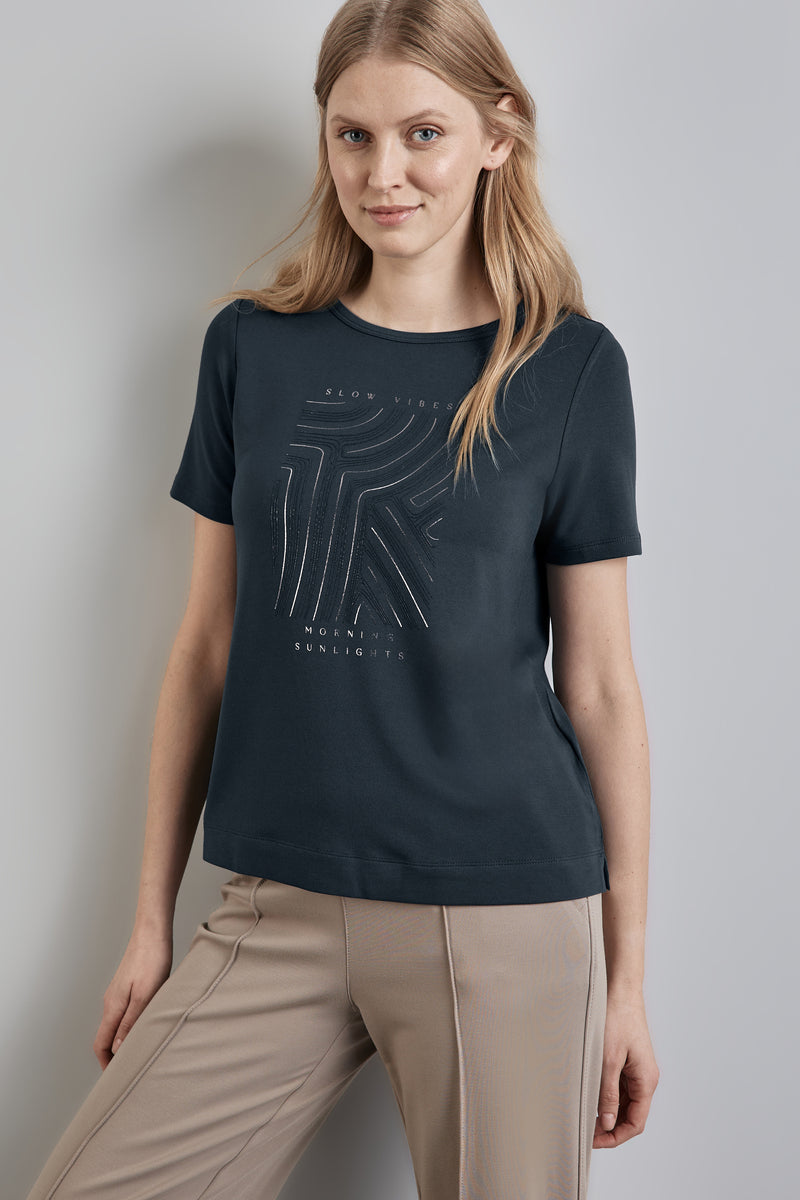 T-shirt met groen Street One met korte mouwen met grafische print en beige broek.