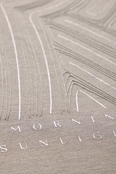 Effenk beige T-shirt met korte mouwen van STREET ONE met getextureerd geometrisch patroon en opschrift "Morning Sunlight".