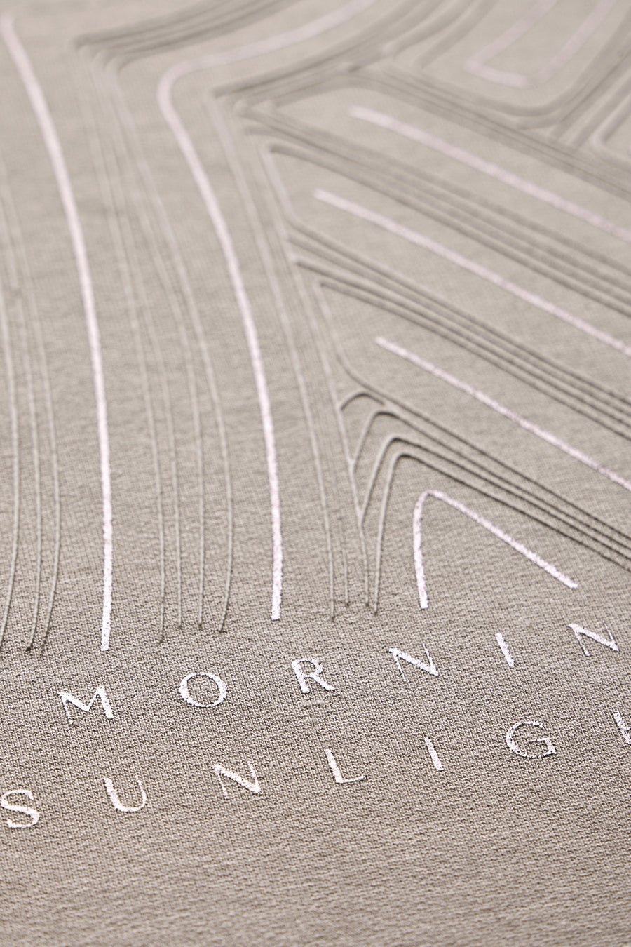 Effenk beige T-shirt met korte mouwen van STREET ONE met getextureerd geometrisch patroon en opschrift "Morning Sunlight".
