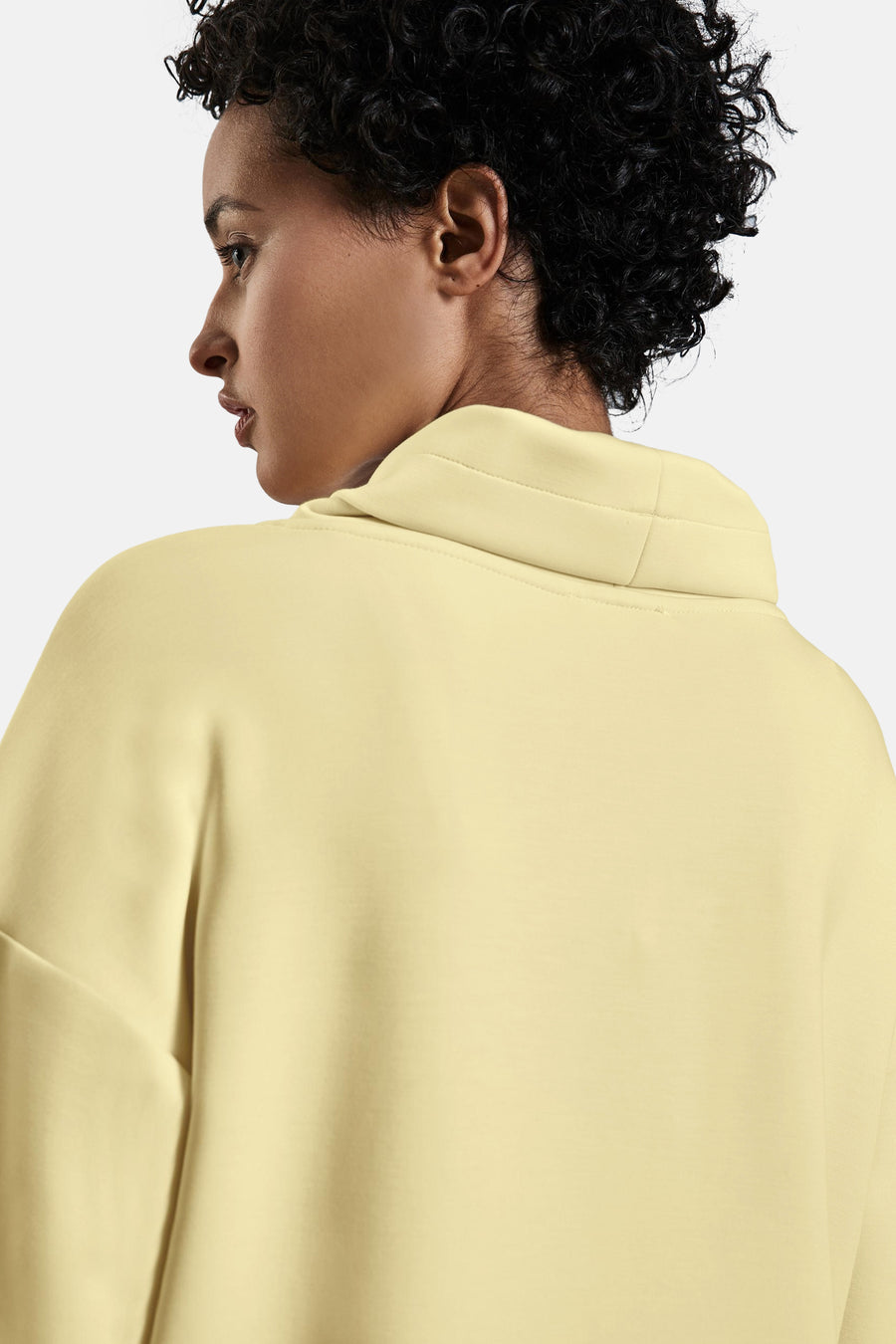 Gele Street One sweatshirt met opstaande kraag en een relaxte pasvorm, achterzijde.