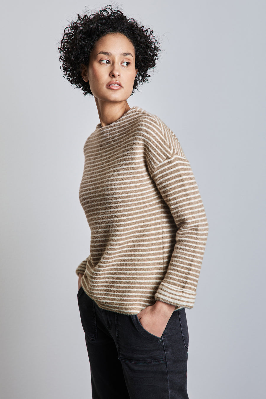 Beige gestreept T-shirt met lange mouwen van Street One, gedragen met een zwarte broek en beige sneakers.