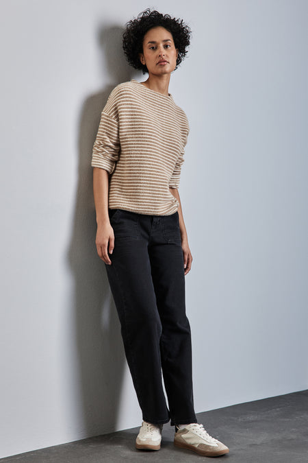 T-shirt à manches longues beige rayé de Street One, porté avec un pantalon noir et des baskets beiges.
