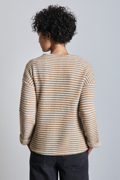 Beige T-shirt met lange mouwen van Street One, met horizontale strepen, gedragen met een zwarte jeans.