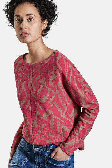 Rood lange mouw-shirt van Street One, met eenbrubruin abstract patroon, gedragen met een blauwe jeans.