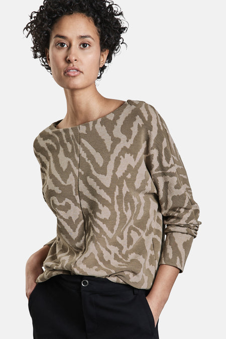Beige T-shirt met lange mouwen van Street One met abstract zebraprint, gedragen met een zwarte broek.